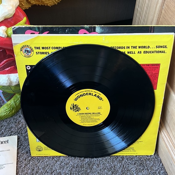 A Golden 🌟 Christmas Sing-A-Long Vinyl Record 🎅🏽 - Picture 4 of 6